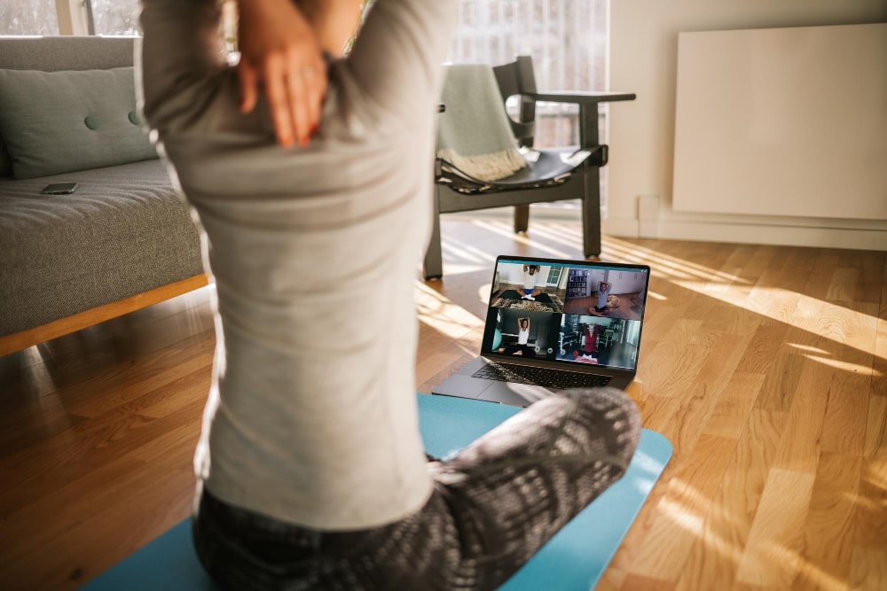 ragazza che pratica yoga a casa in diretta